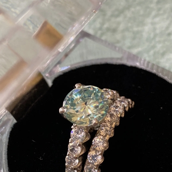 ONE DAY SALE ONLY!! Gorgeous Moissanite Diamond Engagement Set!! WOW!! 💍🤍💍🤍 - Picture 6 of 8